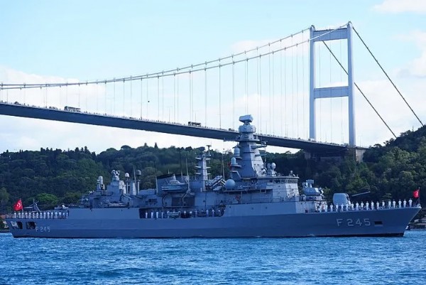 Donanmada gövde gösterisi! Saat 09:40'da peş peşe boğazdan geçtiler